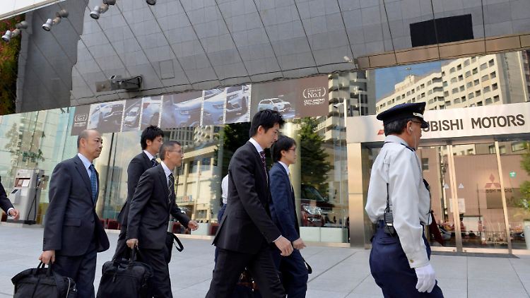 Beamte des Transportministeriums auf dem Weg in die Firmenzentrale in Tokio.