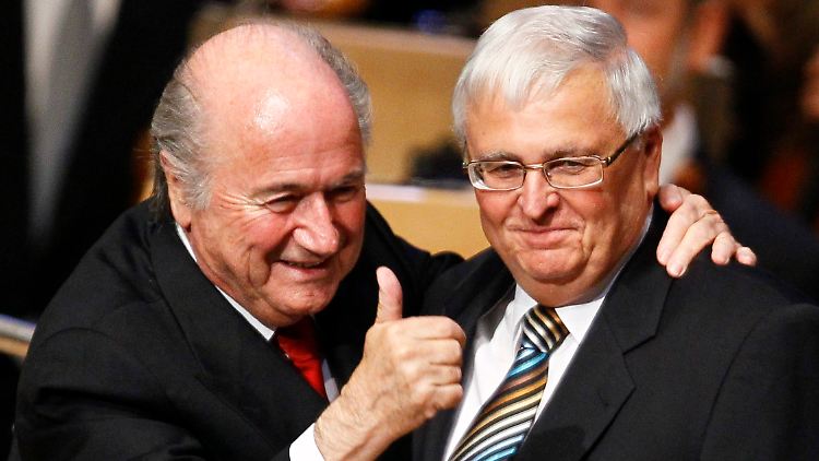 Eigentlich wollte Theo Zwanziger Sepp Blatter gar nicht so nahe kommen.