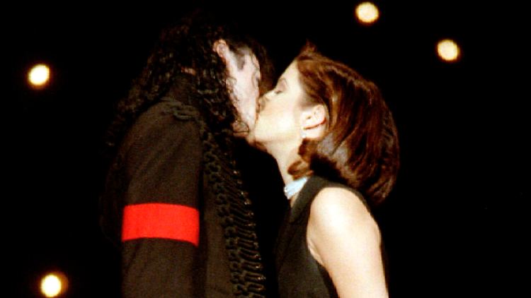 Ein Bild, das um die Welt ging: Presley und Jackson bei den MTV Awards 1994.