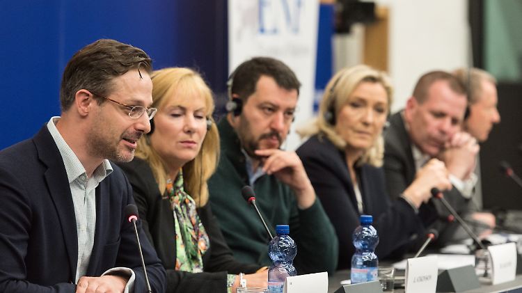 AfD-Mitglied Marcus Pretzell (l.) auf einer Pressekonferenz in Brüssel, an der auch Front-National-Chefin Marine Le Pen (4.v.l.) teilnahm.
