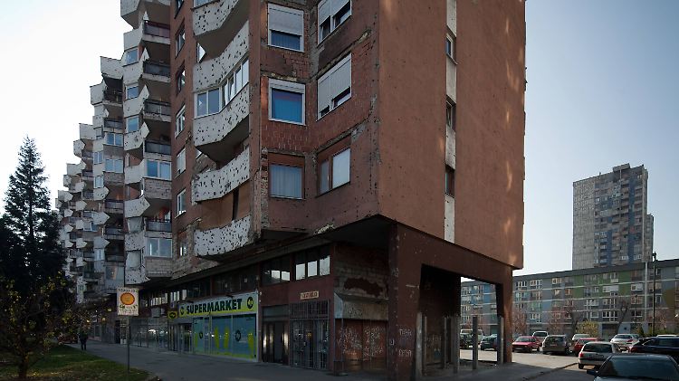 Die Spuren des Bürgerkriegs sind in dieser Hochhaussiedlung in Bosnien noch deutlich zu sehen.