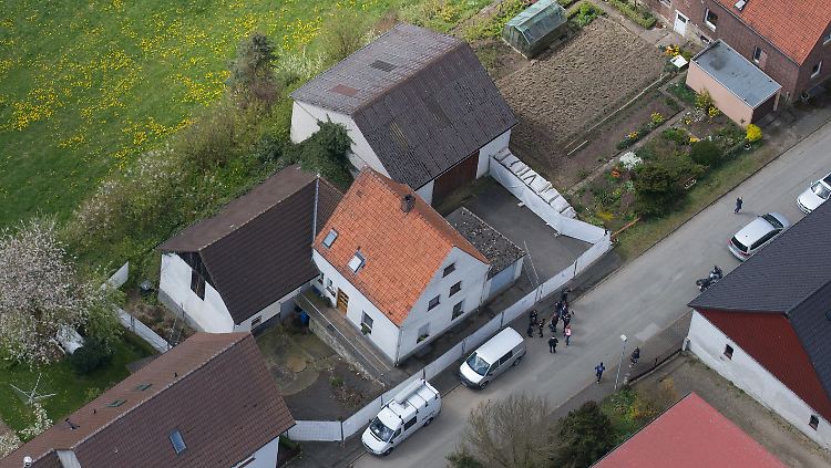 Eine Straße nahe des Horrorhauses von Höxter soll nun nach Leichteilen abgesucht werden.