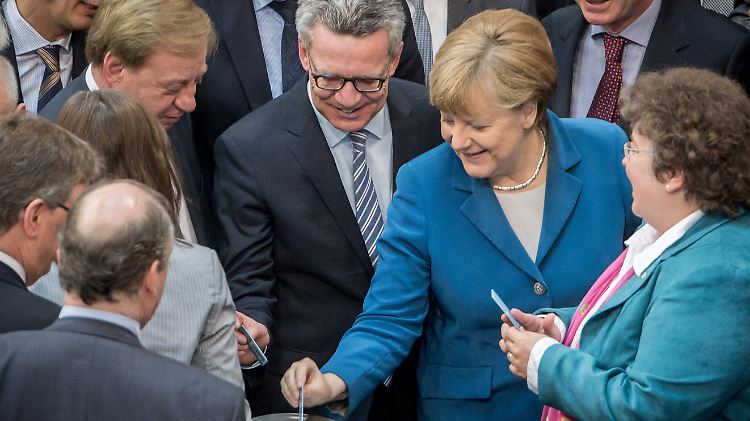 Marokko, Algerien und Tunesien sollen als sicher gelten: Innenminister de Maizière und Kanzlerin Merkel bei der namentlichen Abstimmung im Bundestag.