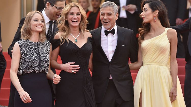 Jodie Foster und Amal Clooney rahmen das gackerige Paar ein. 