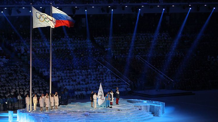 Die russische Flagge neben der olympischen: Dieses Bild soll es bei den Sommerspielen in Rio nicht geben, fordert der deutsche Leichtathletikverband.