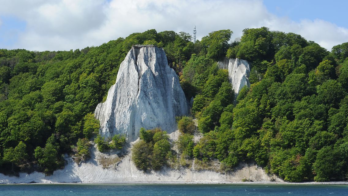 Das Wahrzeichen Rügens ist der Kreidefelsen "Königsstuhl", aber auch die Küche auf Deutschlands größter Insel kann überzeugen.