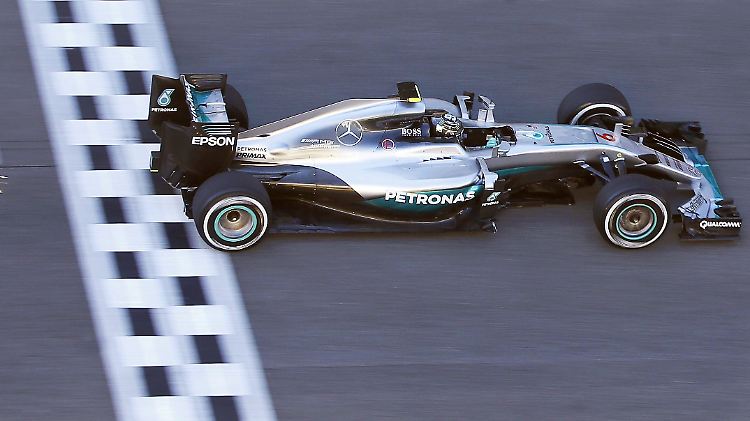 Nico Rosberg lag haarscharf vor Sebastian Vettel, dessen Ferrari ins Rollen kommt.
