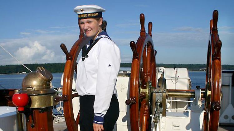 Offiziersanwärterin der Marine, Jenny Böken, am Ruder der "Gorch Fock".