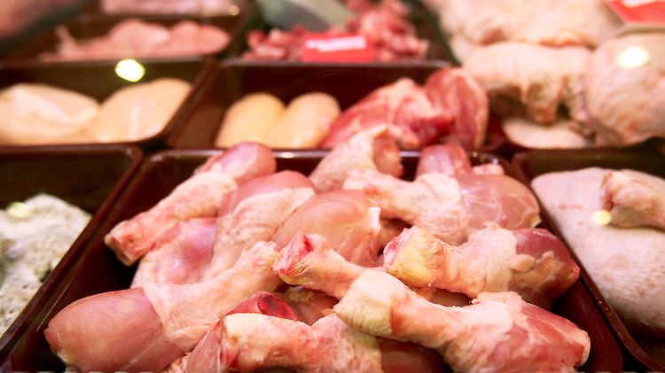 Geflügelfleisch in einer Kühltheke. In den USA gelangt das Fleisch unter skandalösen Bedingungen dort hin.