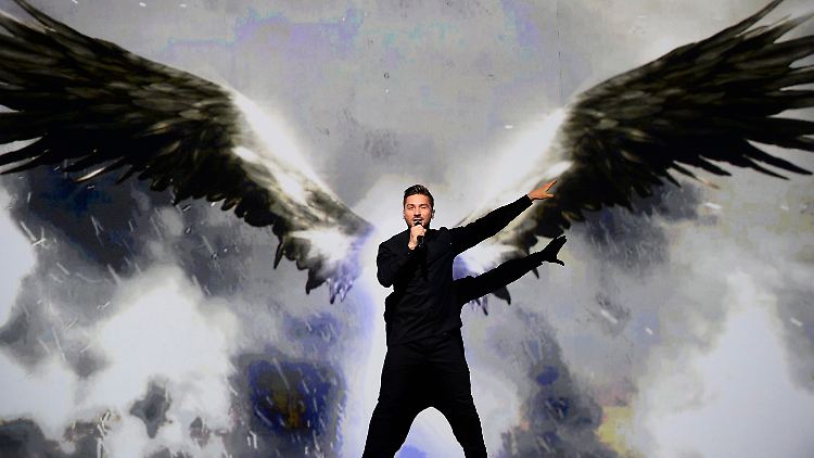Als schwarzer Engel präsentierte sich Sergey Lazarev beim ESC.