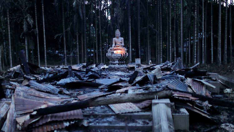 Im Oktober 2012 gingen Tausende Moslems in Bangladesch mit Gewalt gegen die buddhistische Minderheit vor und brannten Tempel nieder.