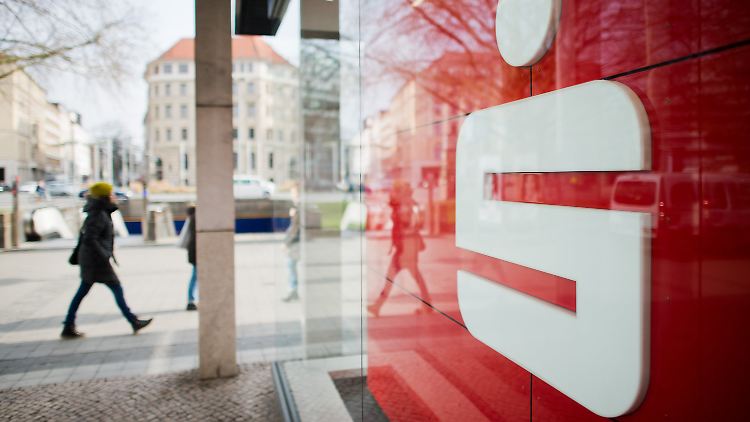 Die Sparkassen müssen die EZB für Geldeinlagerung bezahlen - und mit ihnen auch manche Kunden.