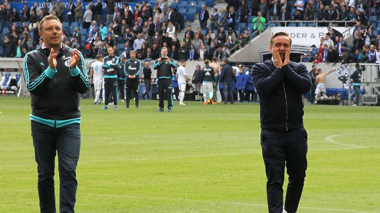 André Breitenreiter und Horst Heldt verabschieden sich mit einem Sieg von Schalke.