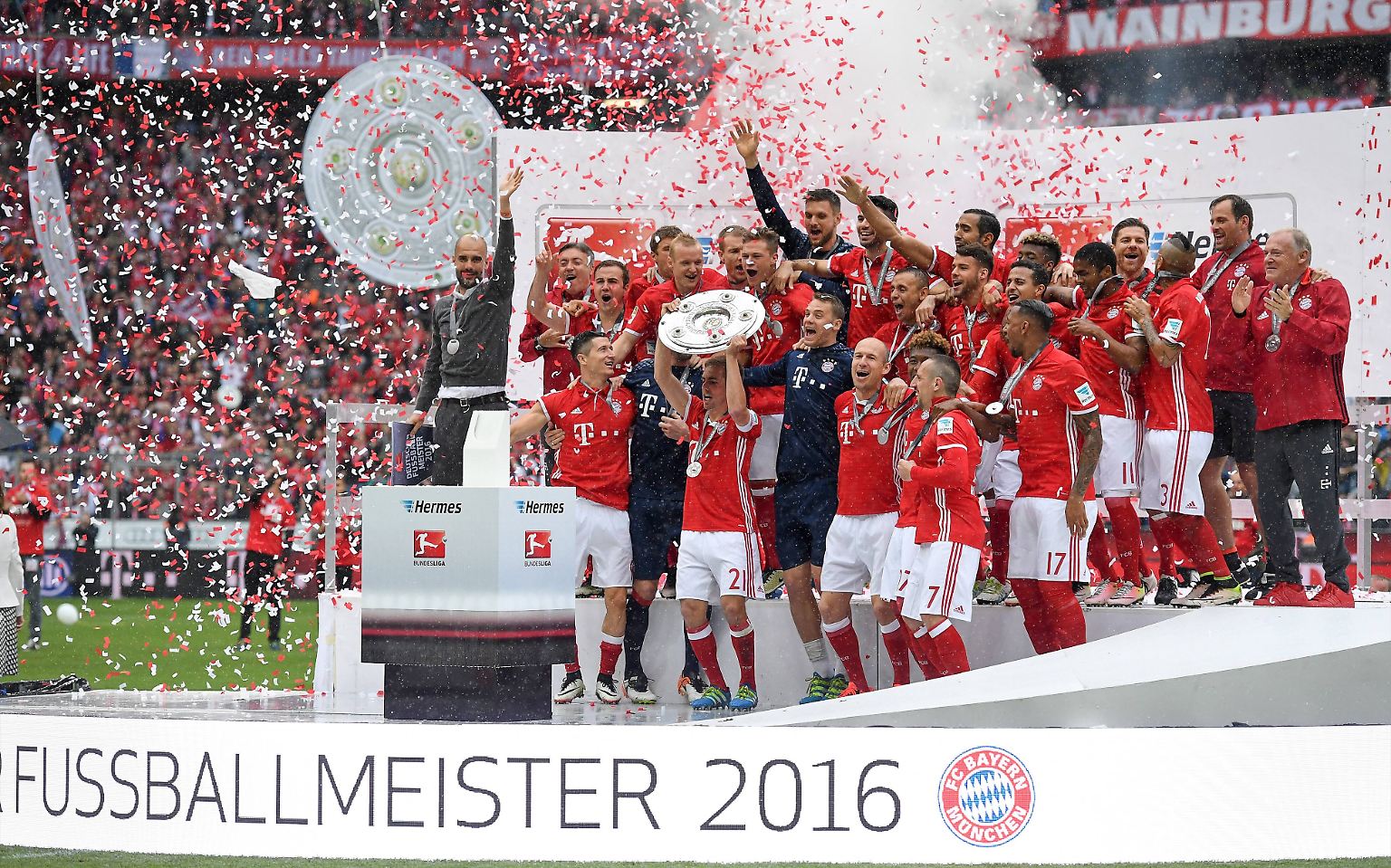 Arena in München, Meisterfeier: Zum vierten Mal in Folge holt der FC Bayern München den Titel. Das ist sogar für den Rekordmeister ein historischer Triumph.
