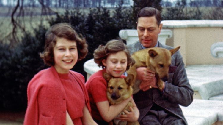 Zum 90. Geburtstag der Queen hat das britische Königshaus das Familienalbum geöffnet. Hier amüsiert sich Elizabeth (l.) als Prinzessin mit ihrem Vater König George VI., ihrer Schwester Prinzessin Margaret und zwei Welpen.
