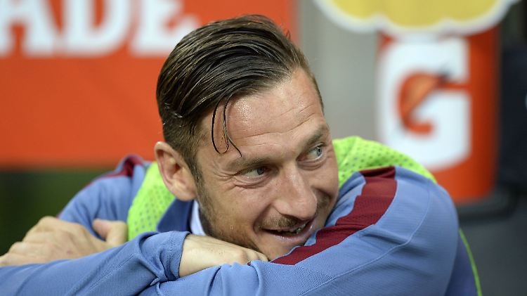 Bleibt er oder bleibt er nicht? Francesco Totti macht ein Rätsel um seine Zukunft beim AS Rom.