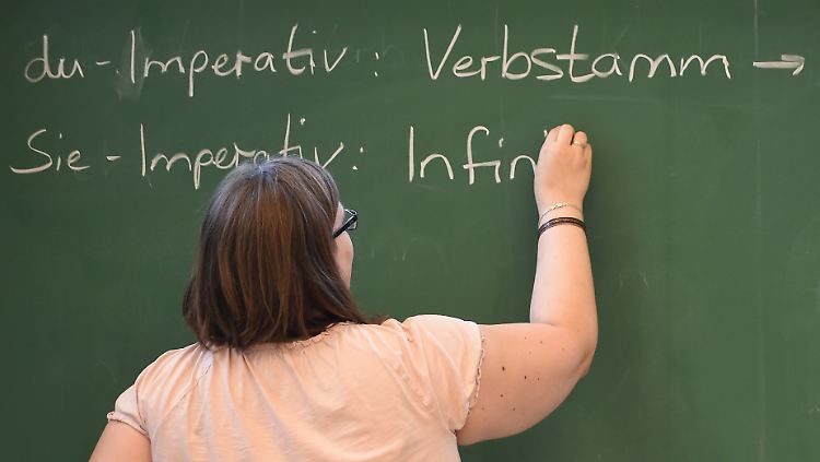 23 Euro pro Unterrichtseinheit - das ist vielen Sprachlehrern laut einem Bericht zu wenig.