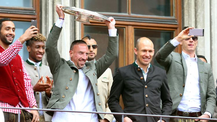 Franck Ribéry schwingt die Meisterschale auf dem Rathausbalkon in München.