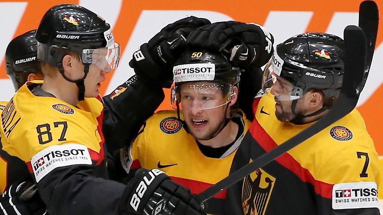 Patrick Hager (Mitte) nach seinem Treffer zum 1:0.