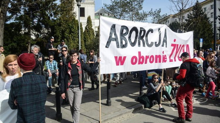 Tausende Menschen nahmen in den vergangenen Wochen an Demonstrationen gegen die Verschärfung der Regeln für Schwangerschaftsabbruch teil.