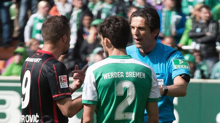 An der Leistung von Deniz Aytekin gab es am Samstag nichts auszusetzen - auch wenn dies Haris Seferovic und Santiago García scheinbar anders sehen.