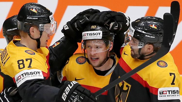 Kleine Sensation: Philip Gogulla, Patrick Hager und Daryl Boyle feiern den Sieg gegen die USA.