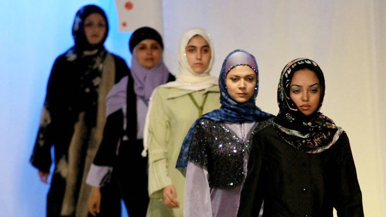 Modenschau in Teheran: Models müssen in dem Land Kopftuch tragen - auch auf Instagram-Fotos.