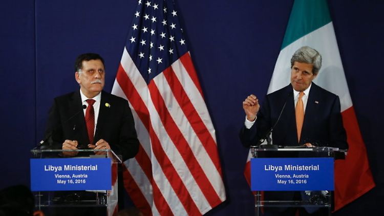 US-Außenminister John Kerry und der Ministerpräsident Libyens, Fajis al-Sarradsch, bei einem Treffen in Wien. 