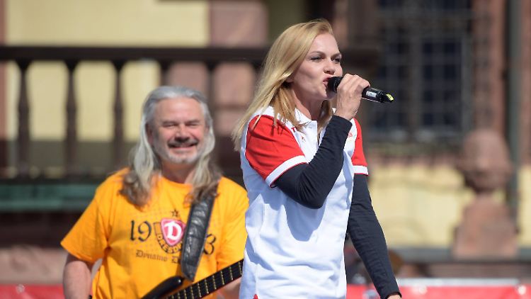 Silly-Frontfrau Anna Loos im Union-Trikot. War vielleicht nicht ihre beste Idee für Leipzig.