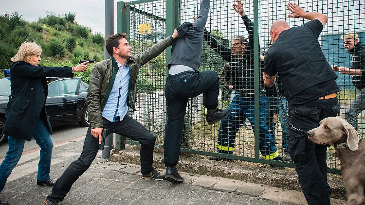 Retten einen der Terroristen vor einem wütenden Mob: Lürsen und Stedefreund.
