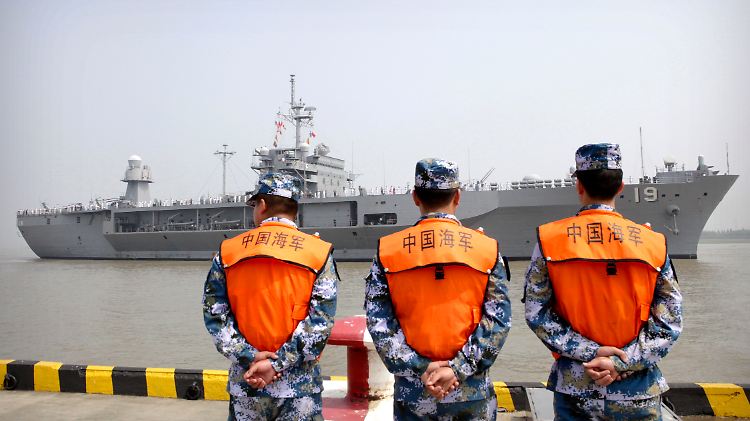 Das US-Schiff "Blue Ridge" besuchte vor wenigen Tagen den Hafen von Schanghai. Solche direkten militärischen Kontakte sollen helfen, die Spannungen zwischen den Mächten abzubauen. 