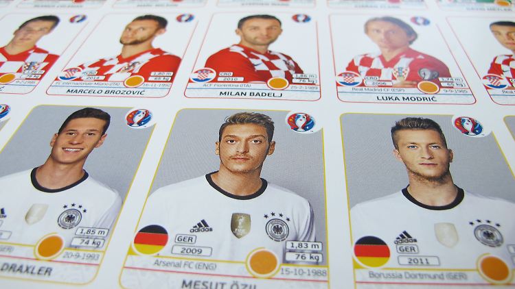 Julian Draxler, Mesut Özil und Marco Reus (v.l.) sind drei von den 20 bebilderten Spielern der DFB-Mannschaft.