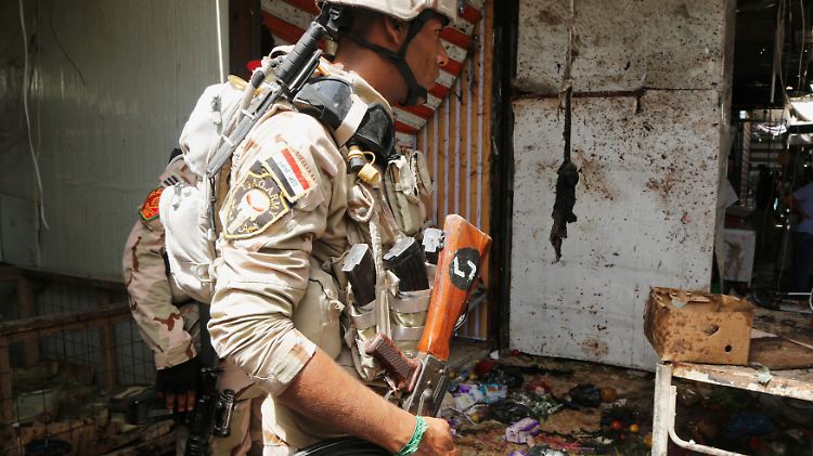 Ein irakischer Soldat inspiziert den Markt, auf dem eine der Bomben explodierte. 44 Menschen kamen bei diesem Anschlag ums Leben.
