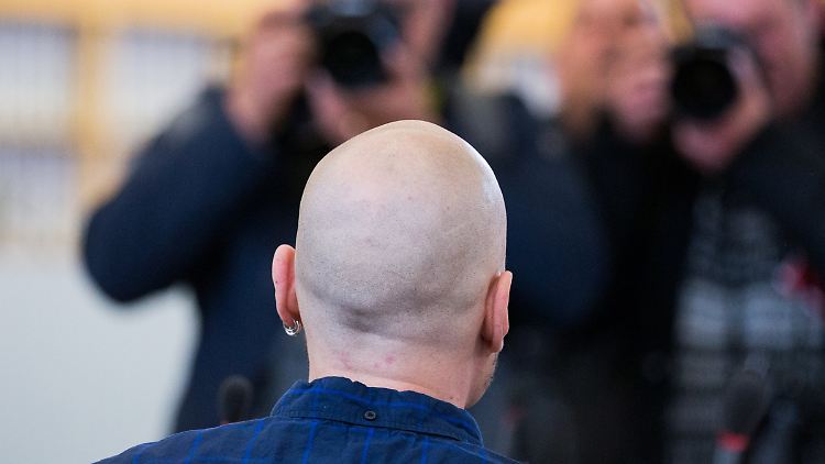 Der Mann ist bekennender Rechter und verweigert aus politischen Gründen die Arbeit. Er wolle das kapitalistische System nicht durch seine Arbeitskraft unterstützen.