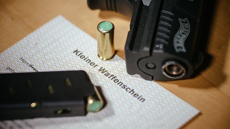 2014 waren insgesamt 2379 kleine Waffenscheine neu ausgestellt worden, 2015 waren es 5748.
