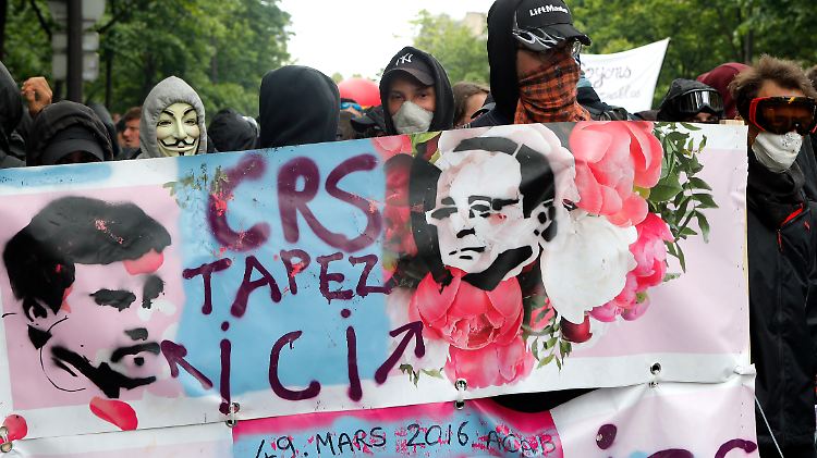 Vermummte protestieren in Paris gegen Hollande und Premier Manuel Valls.