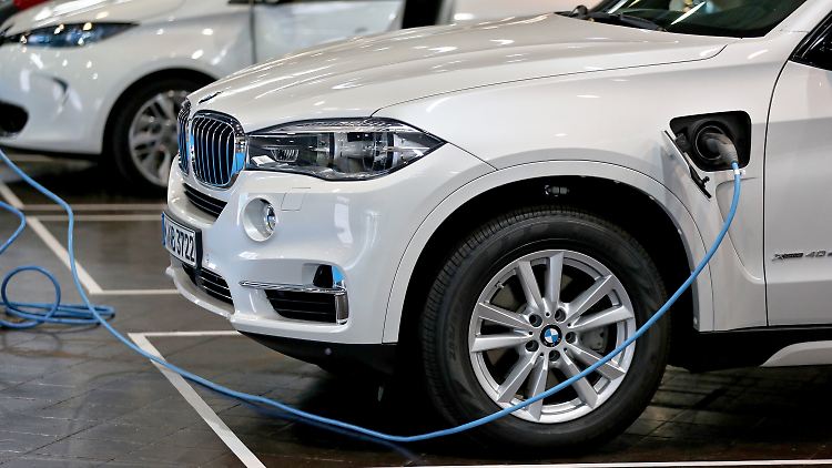 Ein BMW X5 xDrive40e als Plug-in-Hybrid mit eDrive. Zumindest rein rechnerisch lassen sich damit bessere CO2-Werte erreichen.