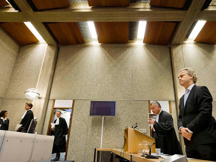 Respekt, aber kein Vertrauen: Wilders (rechts) und sein Anwalt Bram Moszkowicz stehen beim Einzug der Richter auf.