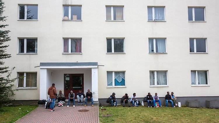 Vor einem Wohnblock der Erstaufnahmeeinrichtung in Suhl (Thüringen).