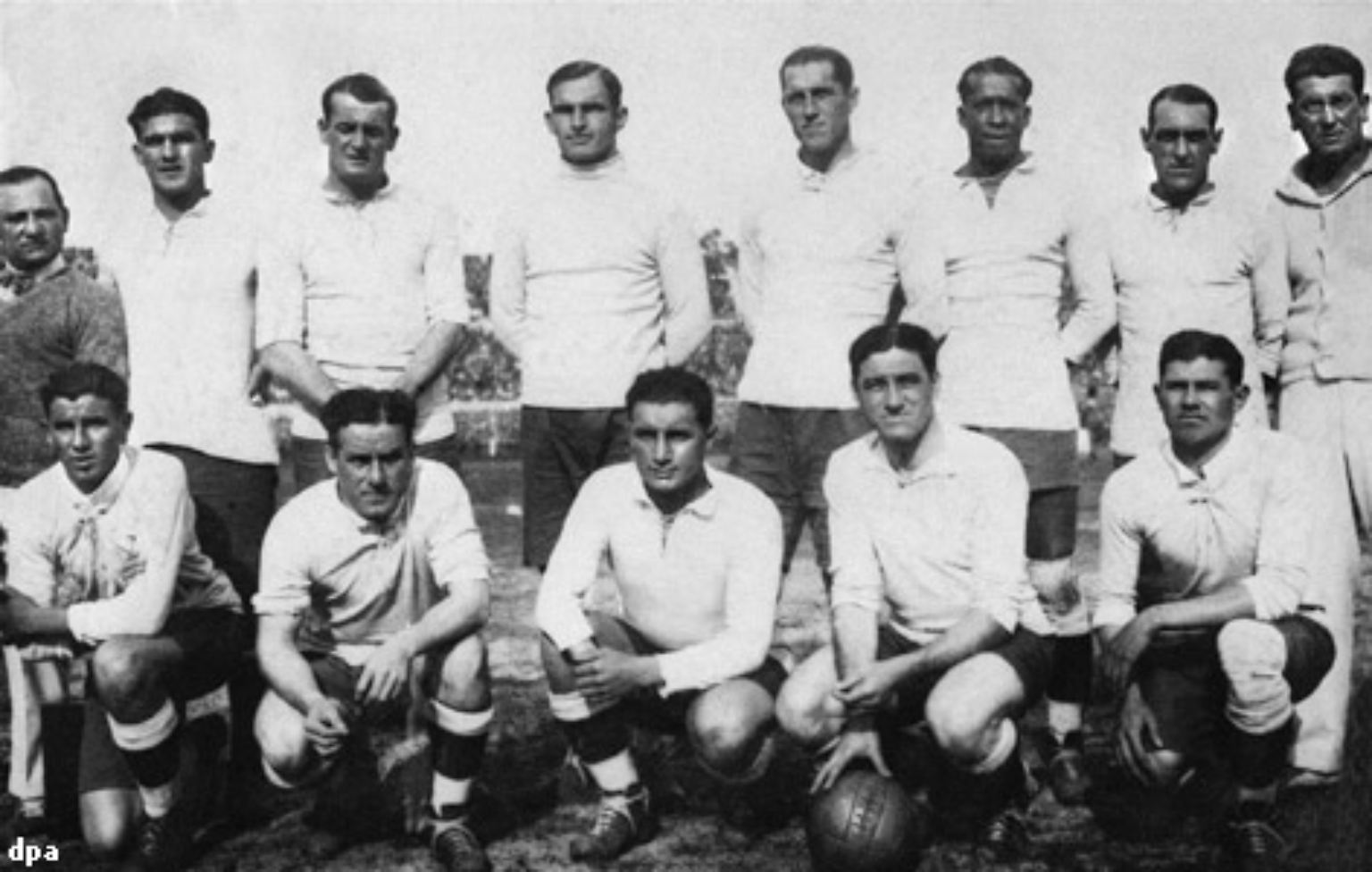 Die erste WM wurde 1930 in Uruguay ausgespielt, der erste Titel ging an den Gastgeber. Gegen Argentinien gewinnen die "Urus" im Finale 4:2. Deutschland fehlt bei der WM-Premiere.
