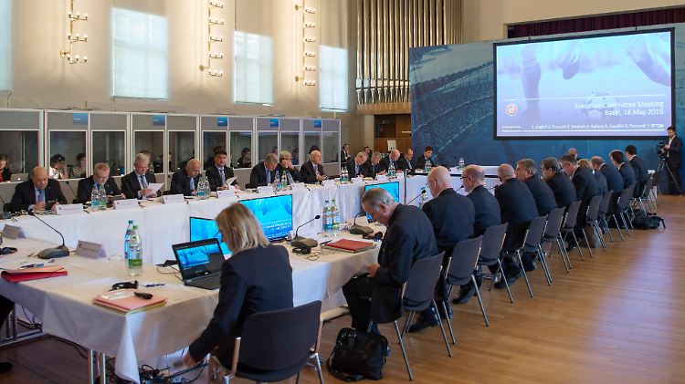 Das Exekutivkomitee der Uefa legt in Basel den Termin für die Wahl zur Platini-Nachfolge fest.