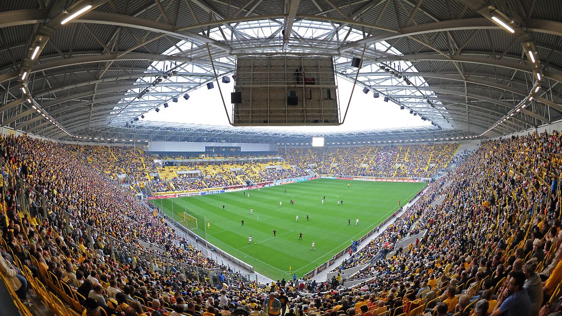 Volle Hütte: Rudolf-Harbig-Stadion in Dresden.