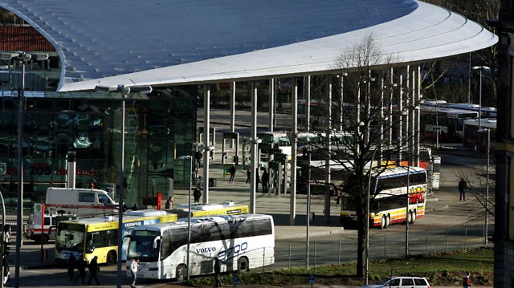 Der Hamburger ZOB (Zentraler Omnibusbahnhof) liegt direkt neben dem Hauptbahnhof.