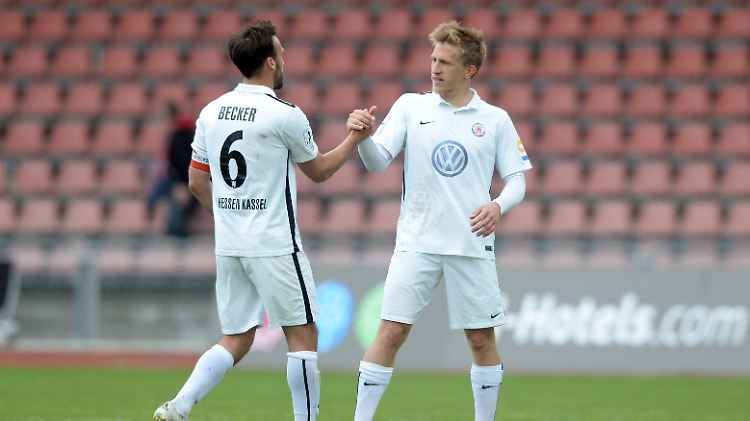 Die Spieler von Hessen Kassel bewegten sich im Testspiel gegen Köln eine Minute lang nicht.