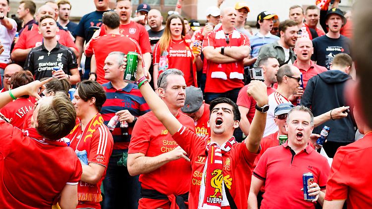 Typisch britisch stimmen sich Zehntausende Fans des FC Liverpool auf das Europaliga-Finale in Basel ein.