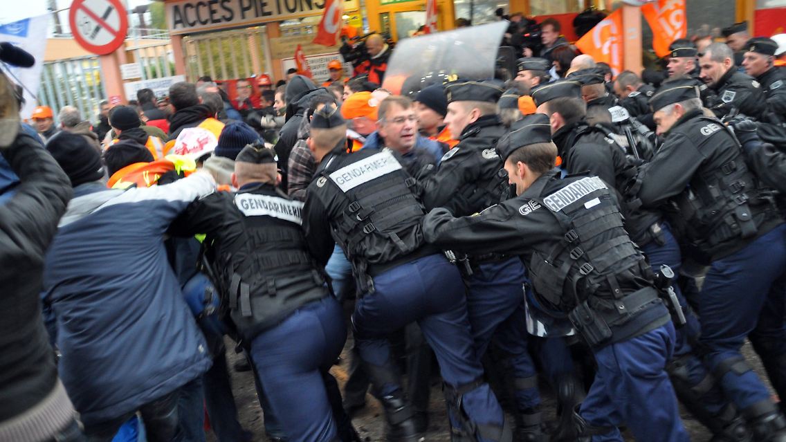 Knochenarbeit: Polizisten lösen eine Blockade von Arbeitern in Grandpuits auf.