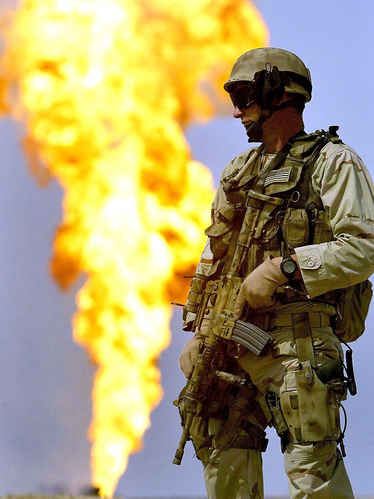Ein US-Soldat bewacht eine brennende Ölquelle im Ölfeld Rumaila, die von irakischen Truppen beim Rückzug in Brand gesetzt worden war (Archivfoto).