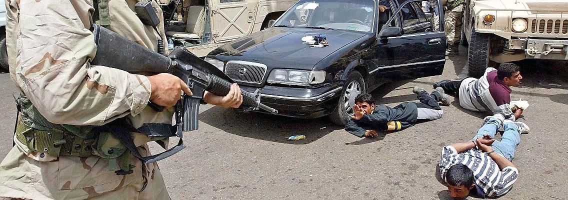 Ein US-Militärpolizist stellt in Bagdad irakische Plünderer.