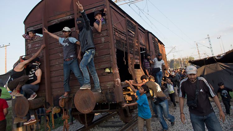 Mit diesem Waggon wollten die Migranten den Grenzzaun durchbrechen.
