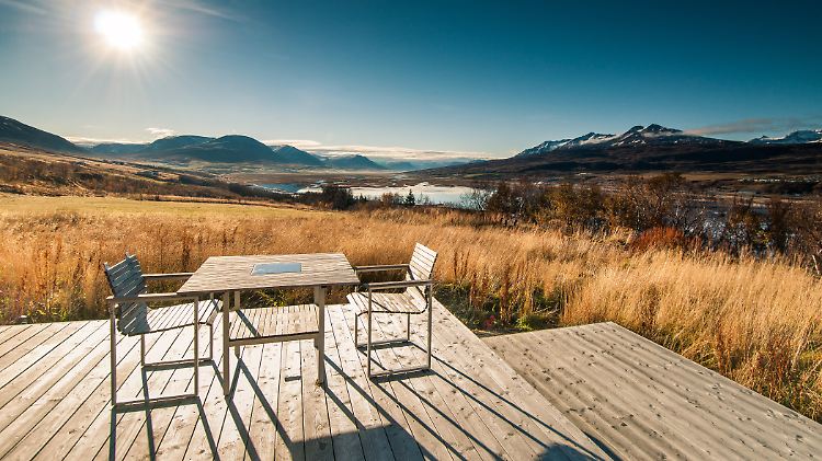 Frühstück mit Ausblick. In Island kann ein Ferienhaus mit dieser Terrasse angemietet werden.